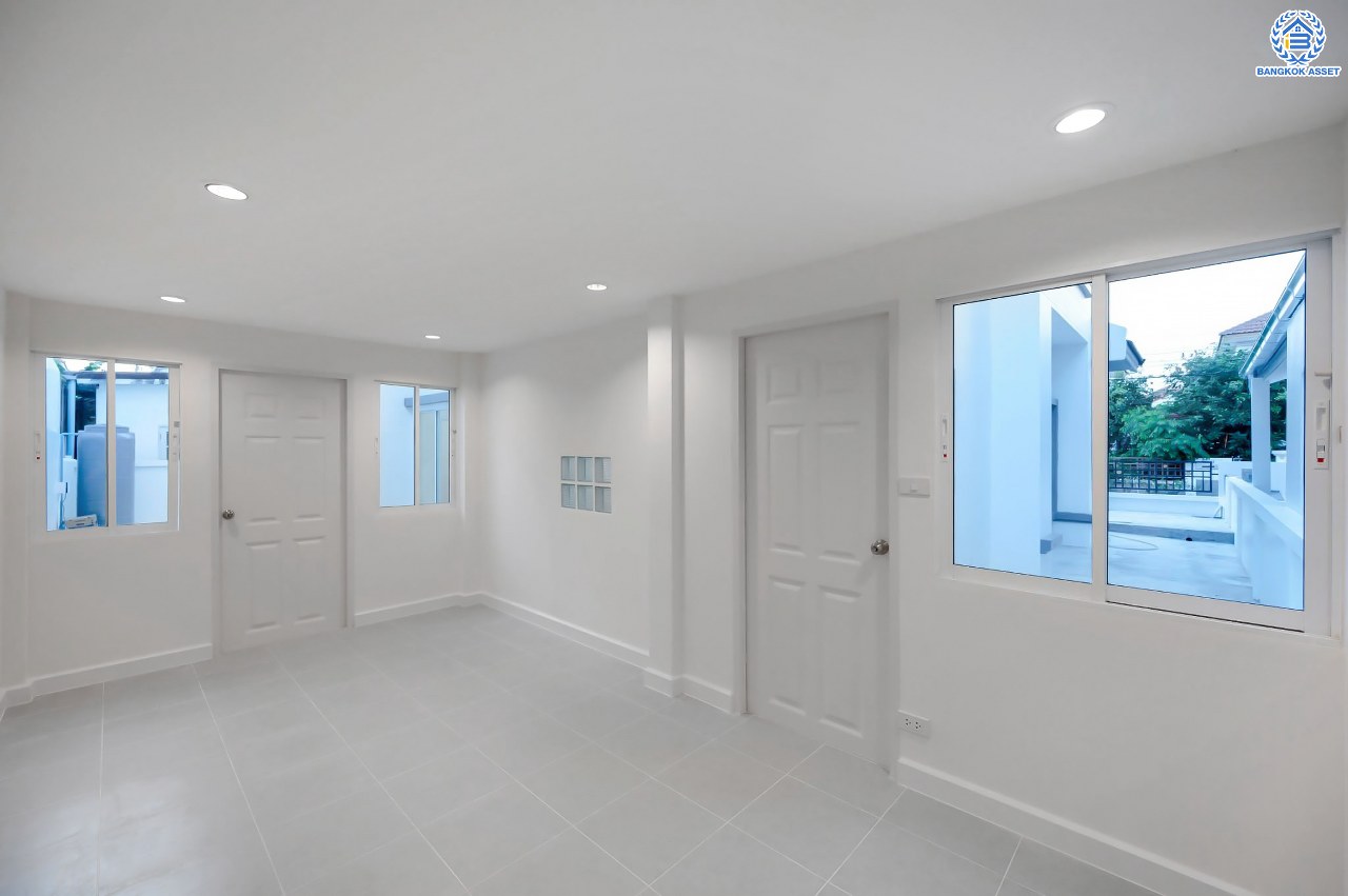 บ้านมือสองตกแต่งใหม่ โครงการ นนท์ณิชา พระนั่งเกล้า เนื้อที่กว้าง 67.5 ตร.ว. ฟังก์ชัน 3 ห้องนอน 3 ห้องน้ำ 1 ห้องอเนกประสงค์ 2 จอดรถ บนทำเลศักยภาพ ติดถนนรัตนาธิเบศร์ เชื่อมต่อถนนชัยพฤกษ์ ใกล้รถไฟฟ้าสายสีม่วง "สถานีไทรม้า" และจุดขึ้นทางด่วน "งามวงศ์วาน"